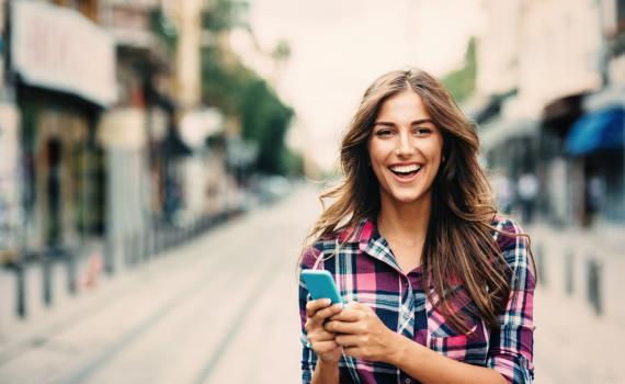 Frau mit Smartphone in der Hand